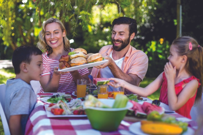 Дети за столом. Люди кушают в ресторане. Обед за столом. Семья обедает суп. Дети в столовой.