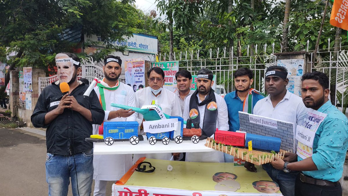 pcsharmainc's tweet photo. भोपाल में #राष्ट्रीय_बेरोजगारी_दिवस पर युवा कांग्रेस द्वारा  उच्च शिक्षा की डिग्रियों ठेला लगाकर, चाय बेचकर, पकौड़े तलकर,प्रदर्शन किया गया।।
#NationalUnemploymentDay @RahulGandhi @srinivasiyc @digvijaya_28 @OfficeOfKNath @INCIndia @INCMP @IYC @IYCMadhya https://t.co/GKS33XWpz1