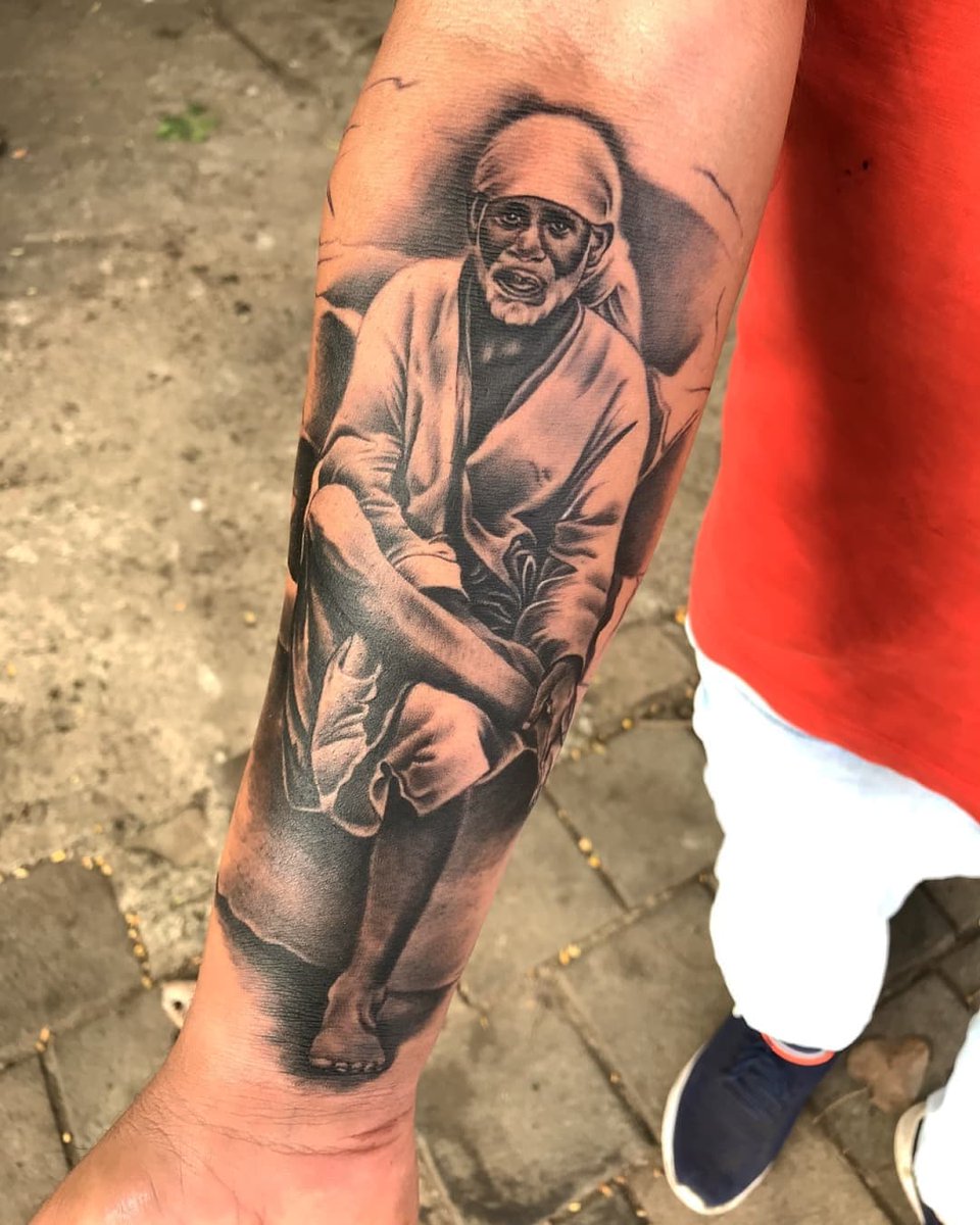 theinkinden's tweet photo. Sai Baba Tattoo. Swipe ��️➡️👀

By @theinkinden @chintanrudani

#sai #saibaba #saibabaofshirdi #saibabatattoo  #indiangod #photorealism #photorealistic #tattooed #inkedguys #inkedmodel #inkedmag #realisticink #indiantattooartist #indianartist #chintanrudani https://t.co/UITbVeE8Fn