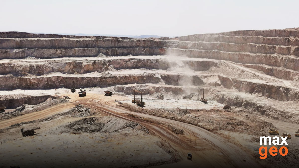 MaxGeoServices's tweet image. Whilst conducting a site visit to Vedanta Gamsberg and Black Mountain Mining Onesimo Lande, Data Management Consultant at #maxgeo EMEA visited the pit before undertaking #LogChief training at the core yard. Find out more about our training and mentoring hubs.la/H0XxJFJ0