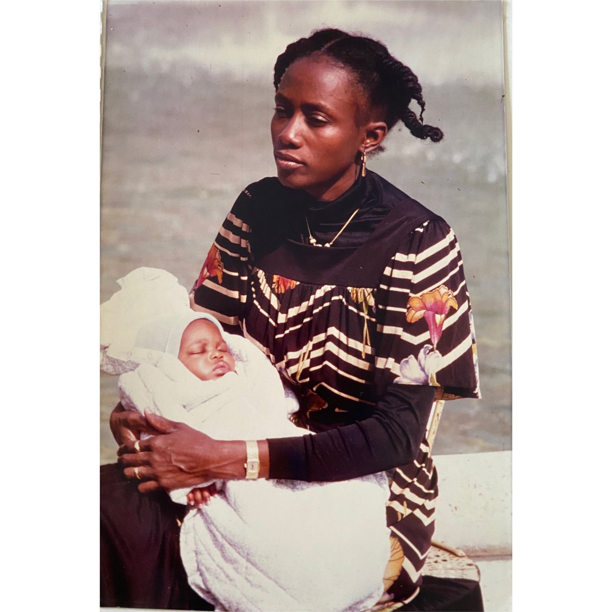 RokhayaDiallo's tweet photo. Ma maman et moi (le bébé sur la photo) avons pris part aux entretiens menés par @adrienaselli pour son livre « Et tes parents ils font quoi? » paru cette semaine, une enquête sur les « transfuges » de classe racontée à travers les voix croisées des parents et des enfants. https://t.co/6UOKAb4F4z