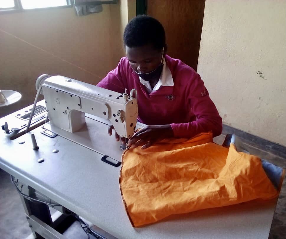 Museke_ONG's tweet photo. Feliz viernes a todos y todas !! Aquí siguen trabajando duro en las clases de costura 💪🏾🇷🇼❤️ Costura de Base y Avanzada ! Nuevos diseños, nuevos retos y nuevas oportunidades 😊 https://t.co/EsJVshALY0