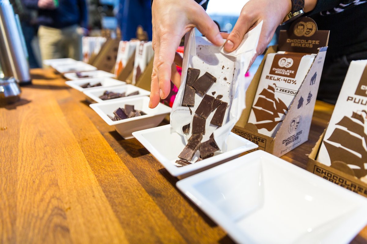 Chocolademakers's tweet image. Gek op chocola, en benieuwd naar het verhaal er achter? Zondag 13:00 is er een unieke rondleiding door onze fabriek. Ben je erbij? Bestel hier je ticket:

chocolatemakers.nl/chocolatemaker…

#proeven #weekendtip #tip #romantischedate