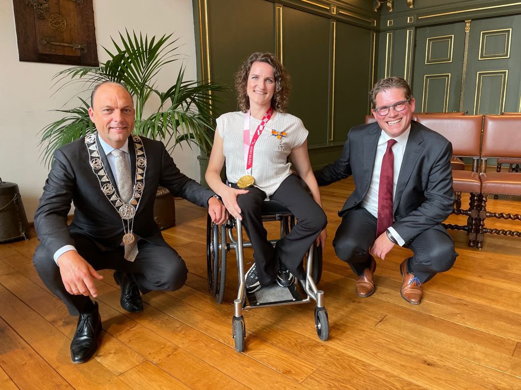 Gisteren <a href="/jitskevisser/">Jitske Visser</a> Koninklijk mogen onderscheiden voor haar sportprestaties en behaalde Gouden  medaille op #ParalympicsTokyo En samen met sportwethouder <a href="/renedeheer/">René de Heer</a> heeft zij het Zwols Gouden Sportboek getekend! Proficiat👍🏼