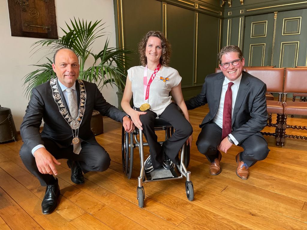 Gisteren @jitskevisser Koninklijk mogen onderscheiden voor haar sportprestaties en behaalde Gouden medaille op #ParalympicsTokyo En samen met sportwethouder @renedeheer heeft zij het Zwols Gouden Sportboek getekend! Proficiat👍🏼