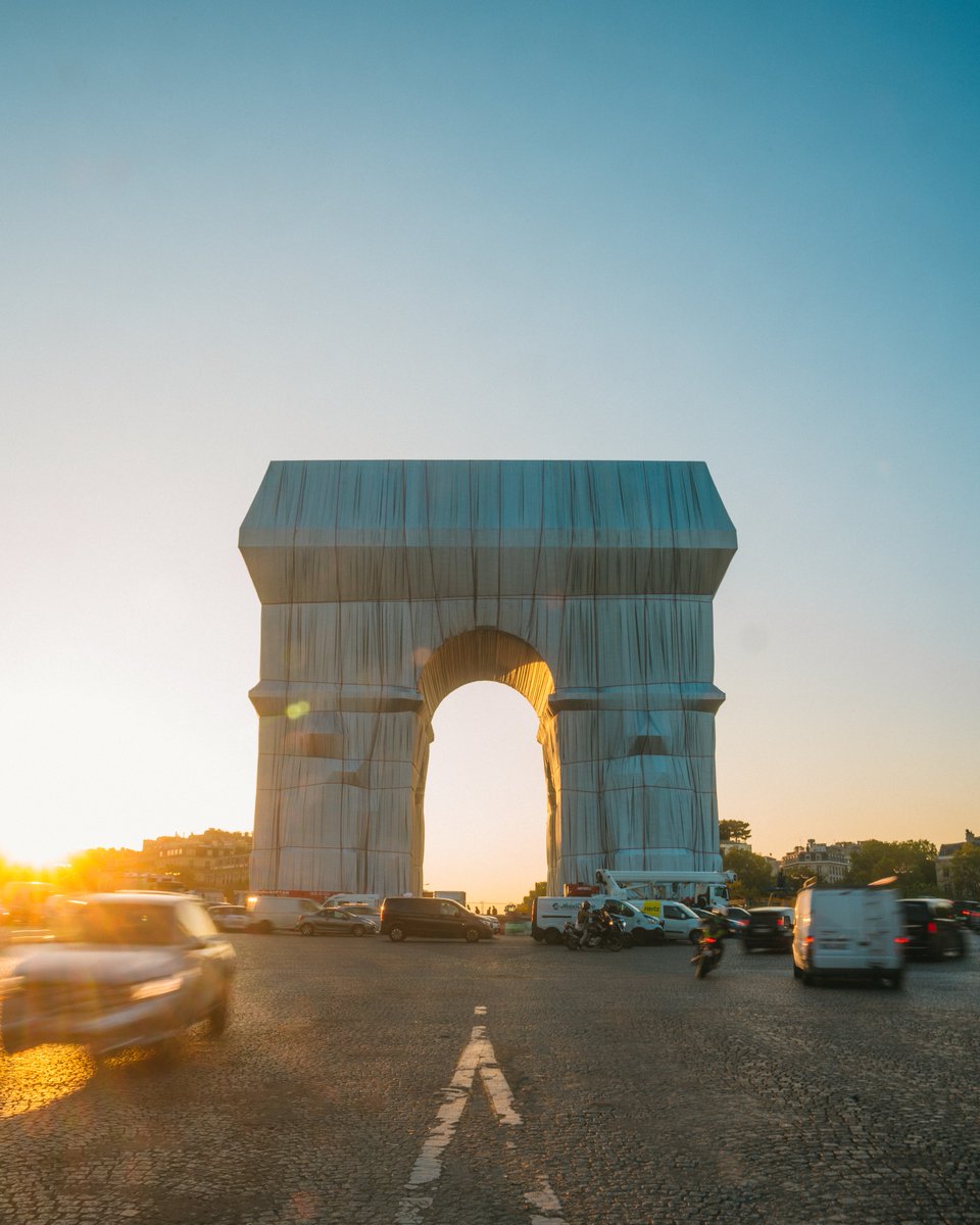 viewsfrance's tweet photo. Après plusieurs semaines de travail, l'empaquetage de l’Arc de Triomphe est terminé. Il a nécessité 25 000 m2 de tissu recyclé et 3000 m2 de corde.

Inaugurée hier, l’œuvre éphémère de Christo et Jeanne-Claude a été entièrement autofinancée. https://t.co/YUvuEKhmlL