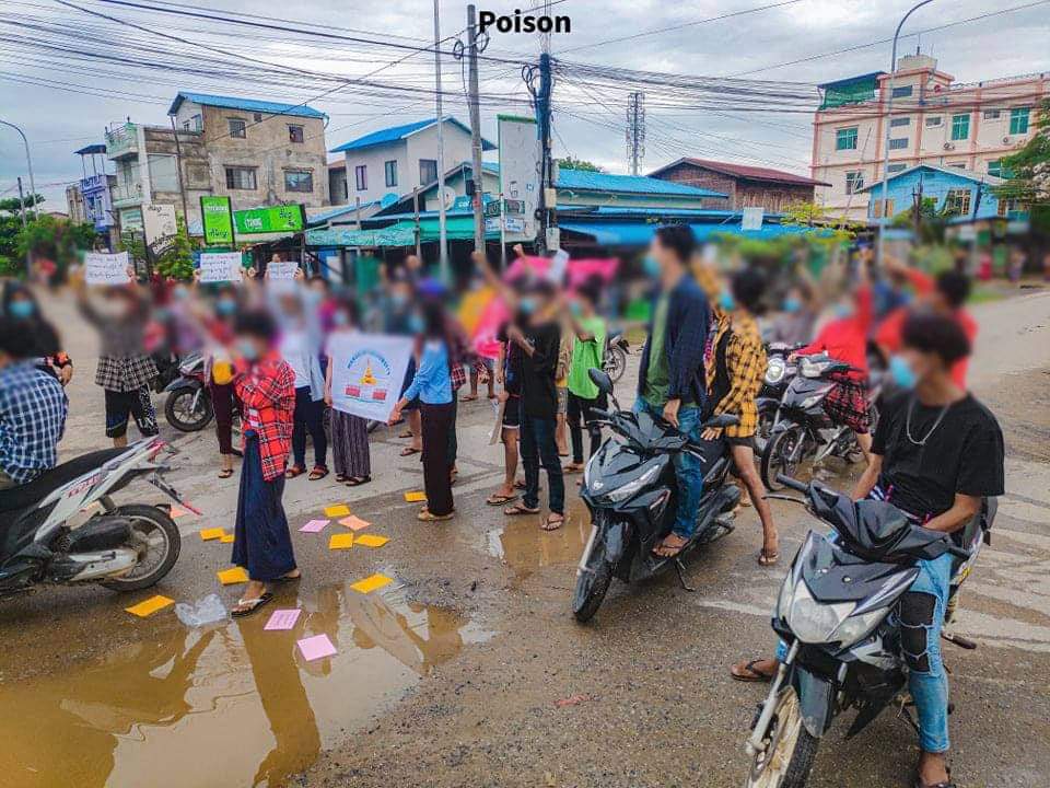 ChiNcw123's tweet image. Students from #Mandalar university appeared on streets and protested against SAC regime on the morning of Sep 17 .
#WarCrimesOfJunta 
#Sep17Coup 
#WhatsHappeningInMyanmar