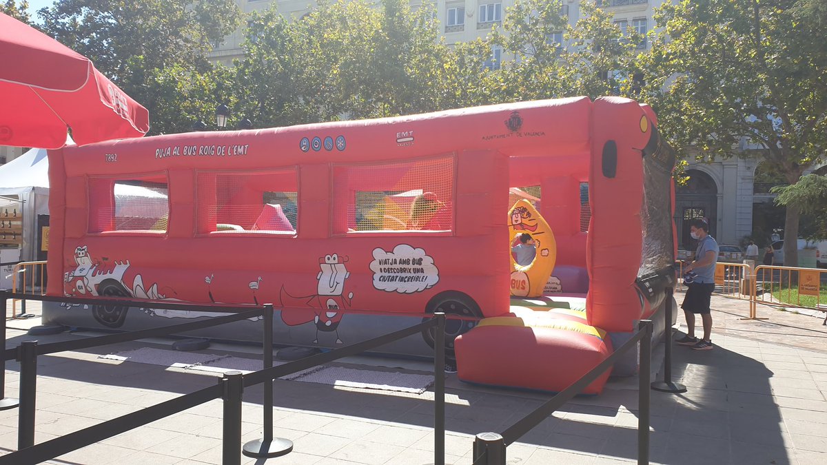 Marta_Serrano's tweet photo. A mí no me dejan subir 😓 pero desde @emtvalencia hemos organizado muchas actividades para peques en este #mobilityweekend en la Plaza del Ayuntamiento 😍😍😍 https://t.co/hhLVeqecL4