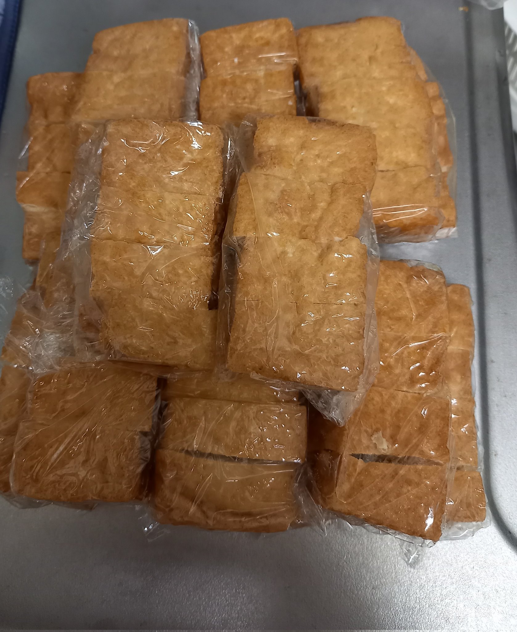 るい 久しぶりに仕事遅かったのでセールに間に合った カニのつみれ 100円 厚揚げ 60円 4パック 生鰹 400円 スズキのあら 100円 初めて厚揚げの冷凍保存します スズキは冷凍してあら汁 鰹は漬けにして明日のお昼に食べたいと思います 安い