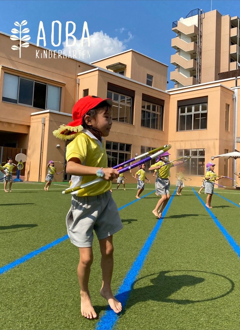 ট ইট র 青葉幼稚園 水曜日は年長組クラブの日 園庭での新体操も開放的で楽しいね 青葉幼稚園 ヨコミネ式 稲城市 矢野口 新体操 クラブ 年長組 幼稚園 裸足保育 人工芝 園庭 フラフープ