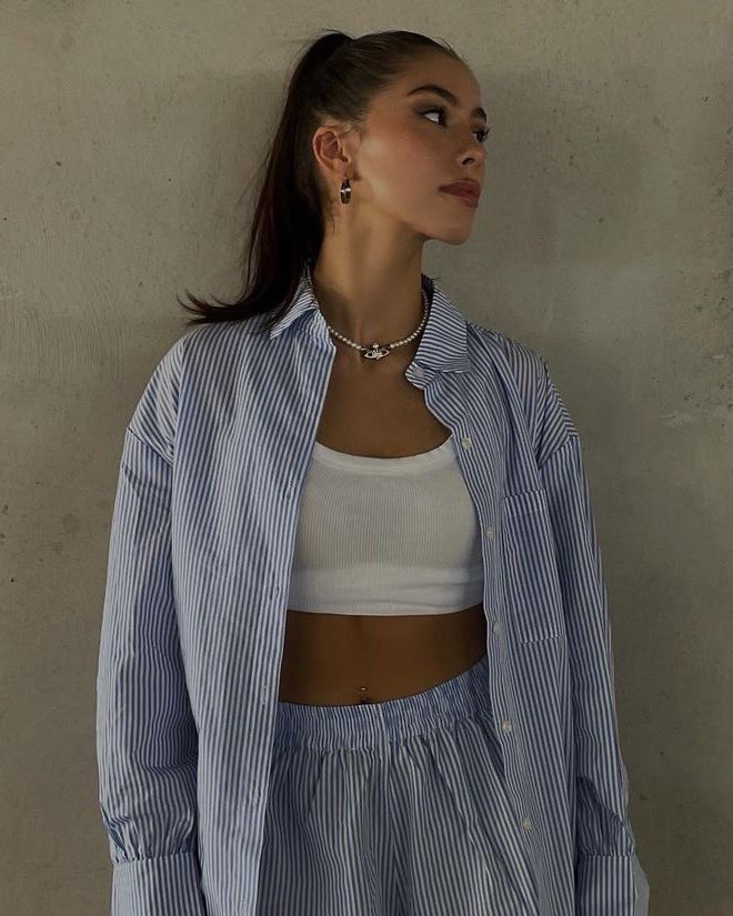 mmelissamfs's tweet image. non ricordo più casa tua dove sta, se morissi stanotte in un falò di fiamme venderei la mia anima, ah, che non vale una lira, che una goccia di lacrima, ah, chissà dove è finita.