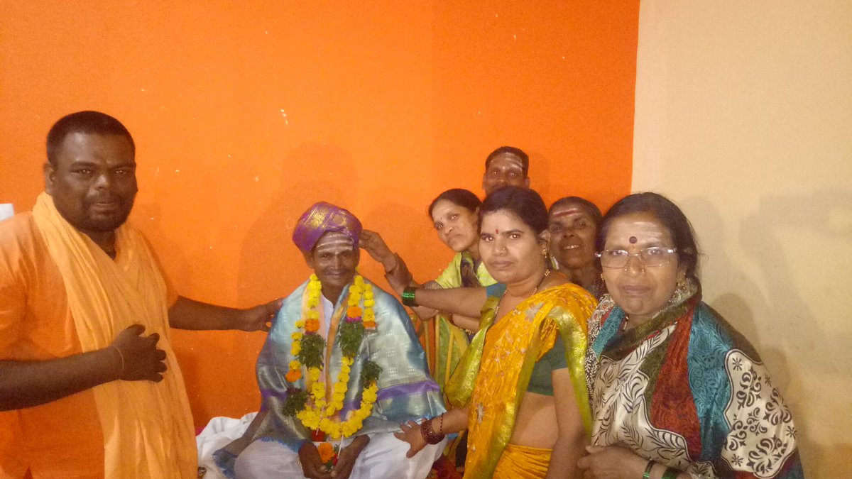 ManjunathSPanc1's tweet photo. ಶ್ರಾವಣಮಾಸದ ಸಮಾಪ್ತಿ ಕಾರ್ಯಕ್ರಮ ಸುಕ್ಷೇತ್ರ ಮಳಚಾಪೂರ ಗ್ರಾಮದ ಸಕಲ ಸದ್ಭಕ್ತ ಮಂಡಳಿಯವರಿಂದ  ಶ್ರೀ ಸಿದ್ಧಲಿಂಗಾಶ್ರಮ ಸಿದ್ಧಾರೂಢ ಮಠದಲ್ಲಿ,ಭಜನಾ-ಕೀರ್ತನಾ,ಪ್ರವಚನ ಸತ್ಗಂಗ ಕಾರ್ಯವನ್ನು ಜರುಗಿಸಲಾಯಿತು.ಶ್ರೀ ಸಿದ್ಧಲಿಂಗಾಶ್ರಮ ಸಿದ್ಧಾರೂಢ ಮಠ ಮಳಚಾಪುರ ತಾ.ಭಾಲ್ಕಿ ಜಿ.ಬೀದರ್ @bidarupdates @RavikumarHiroli @ADinfodeptBIDAR https://t.co/MdplKWYiCG
