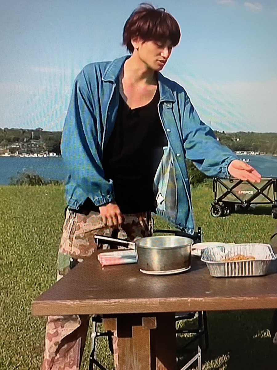 きゅう V Twitter こじけんが着てる上着欲しいな って見てたら 佐野くんが着てた 寒がってた佐野くんに上着を貸したんだね 優しいリーダー ちーむあほ Aぇちゅーぶ