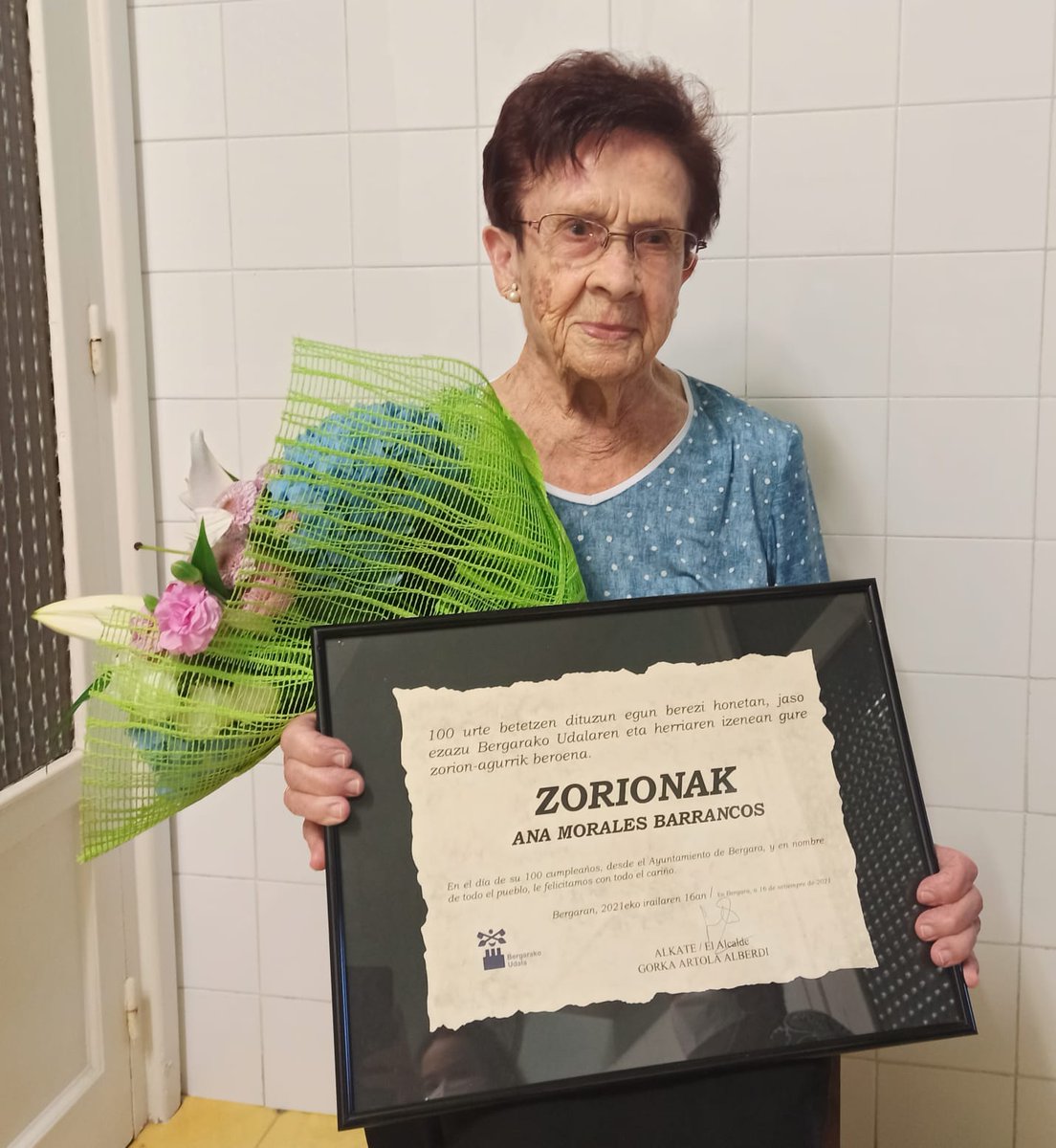 BergarakoUdala's tweet photo. 🎂 💯 urte bete ditu Ana Morales Barrancosek. Udalak herritarren izenean bidalitako oroigarria eta lore sorta jaso ditu. Datozen urteei, gutxienez ehungarrenari heldu dion kemenarekin heltzea opa diogu Anari. Zorionak! 

🔗 https://t.co/vMpaDPoZYh

#Bergara https://t.co/NXgb8nBOnG