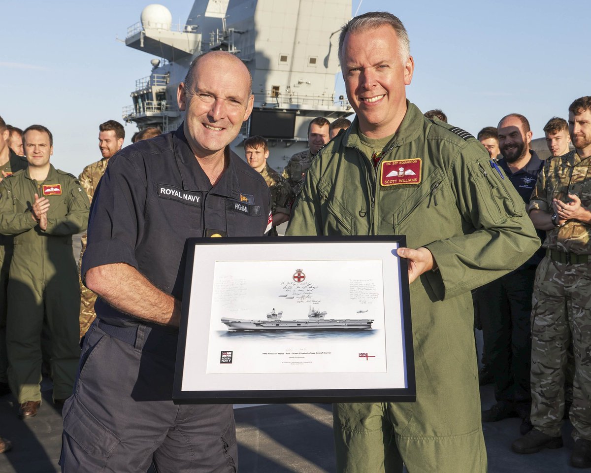 HMSPWLS's tweet photo. A busy day ahead offloading 160+ from @OC207Sqn & @FOST by 🚁!
Always time for a presentation though! 🏆🤝
#PWLSatSea
#Wholeforce https://t.co/orOxLLzsoM