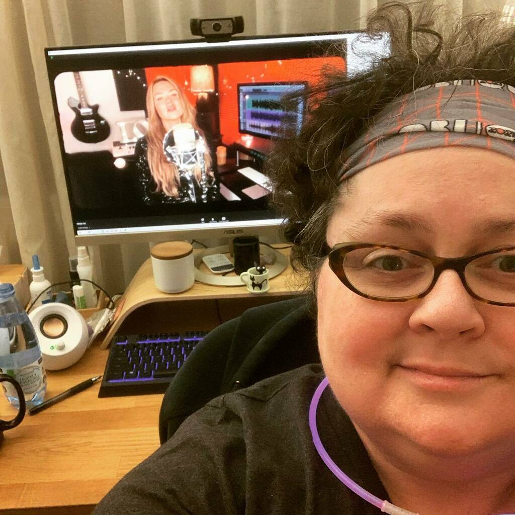 TCunnington's tweet photo. Just me and new bestie Vanessa Amarosi (doing a concert for Aussie Thoughtworkers stuck in lockdown.) Bless you @ben_jamminc , you have put together a mighty thing. #obliquefest #lifeattw https://t.co/szn1s804m0 https://t.co/5otwLOSHu0
