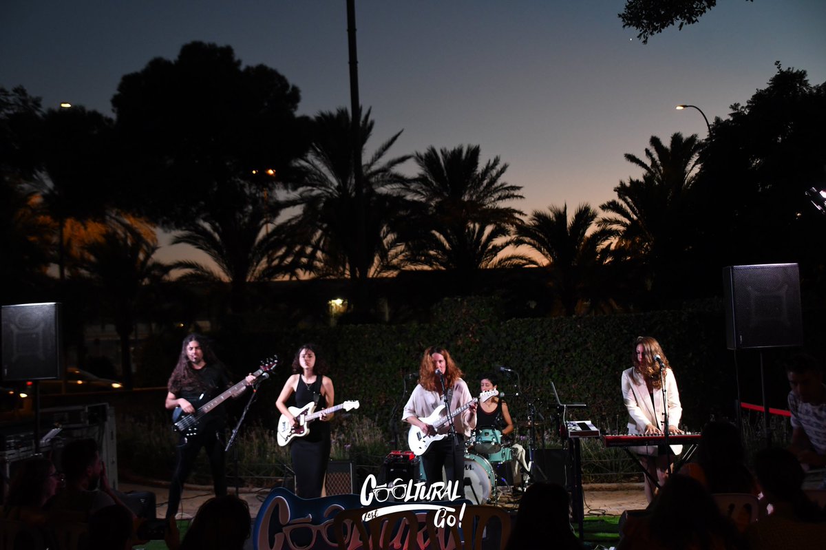 coolturalfest's tweet photo. Cerramos la #RutaGastromusical con una cita cargada de rock y reivindicación con #LasWonder 🎸💪🏼🍷
¡El público (dentro y fuera del recinto) disfrutó a lo grande! 🤗
#CoolturalGo #Almeria #CoolturalFest #musicforall #culturasegura https://t.co/yg4kDjoOBM