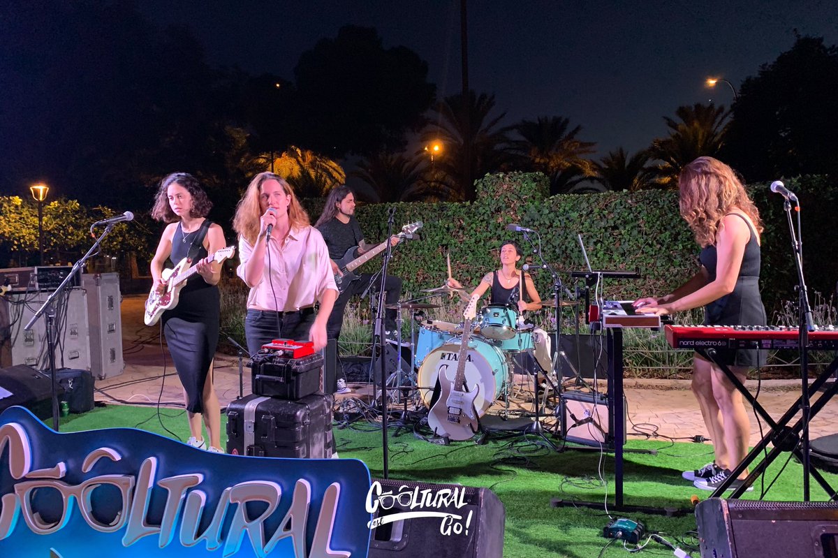 coolturalfest's tweet photo. Cerramos la #RutaGastromusical con una cita cargada de rock y reivindicación con #LasWonder 🎸💪🏼🍷
¡El público (dentro y fuera del recinto) disfrutó a lo grande! 🤗
#CoolturalGo #Almeria #CoolturalFest #musicforall #culturasegura https://t.co/yg4kDjoOBM
