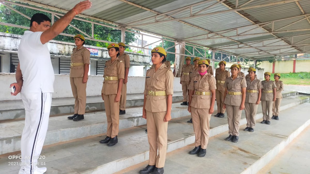 jhansipolice's tweet photo. #JhansiPolice
 #SSPJhansi शिवहरी मीना द्वारा रिर्जव पुलिस लाइन के परेड ग्राउण्ड में आरक्षी पद का प्रशिक्षण प्राप्त कर रही रिक्रूट महिला आरक्षीगण की समस्याओं को सुना तथा उन्हे पढ़ाये जा रहे विषयो के बारे में जानकारी की गयी, प्रशिक्षकगण को आवश्यक दिशा-निर्देश दिये। https://t.co/8KSXgvsBch
