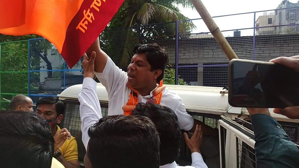 KhambekarSumit's tweet photo. 20 वर्षांपासून #संभाजीनगर च्या नागरिकांची फसवणूक शिवसेनेने केली आहे,आज मा.मुख्यमंत्री शहरात आले असता त्यांची विरोधात "जवाब दो" आंदोलन करत,खोट्या योजनांच्या विरोधात "गाजर दाखव"आंदोलन केलं, रात्रीपासून मनसे कार्यकर्त्���ांची धरपकड सुरू झाली होती,तरी देखील विरोध झुगारून आंदोलन झाले. https://t.co/8LFcwj1t7l