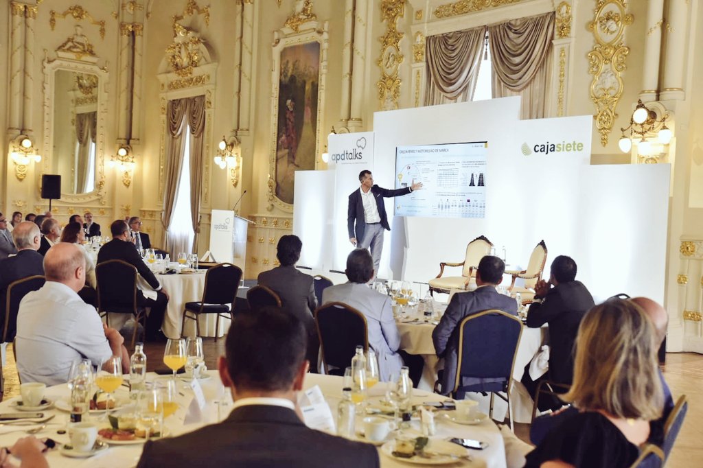 MiriamAPDCan's tweet photo. "Esperamos terminar el año con 20 millones de usuarios y estamos creciendo en un 15% intermensual" Ángel Nigorra, @Bizum_ES @APDasociacion #apdtalks #digitalizaciondepagosAPD @cajasiete https://t.co/HbQMRbCWCM