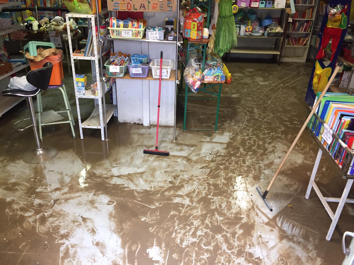 SecoursG's tweet photo. Les pluies diluviennes du 14/09 n’ont certainement pas épargné nos locaux situés en RDC causant des dommages notamment dans l’Atelier du jouet.
Les périodes de fin d’année approchant à grands pas, des stocks sont éminemment à reconstituer.Un appel AU DONS est lancé. https://t.co/AXyWLbdeZH