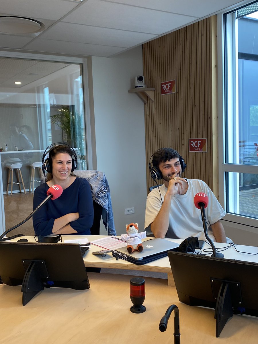 MatildaPassot's tweet photo. Jeudi 16 septembre, l’#equipe4 de l’@iscpaLyon sont allés visiter les locaux de @RCFLyon 🎤   Ils ont pu découvrir une partie de l’équipe et assister à une partie de la #diffusion de 12h 📻 https://t.co/bn5fCSI7uP