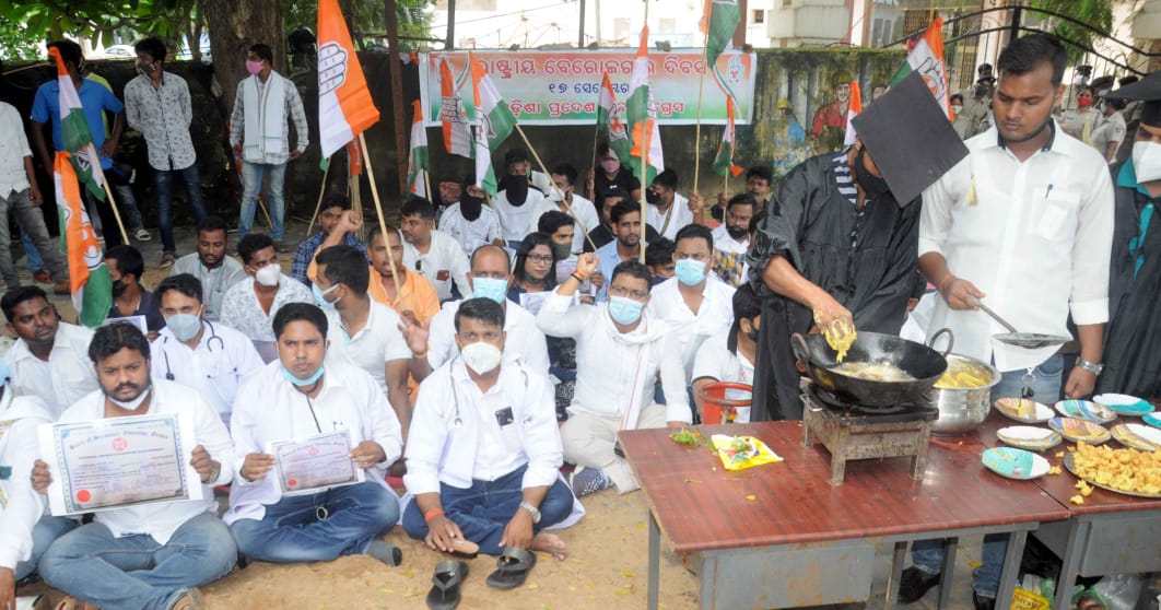 IYCOdisha's tweet photo. Today @IYCOdisha under leadership of PYC President @smrutirlenka ji &amp; State In charge Riyazul Ansari ji observed Modi ji's birthday as National Unemployment Day by selling pakodas near Directorate of Employment, Bhubaneswar.
#NationalUnemploymentDay https://t.co/jBKwX4eC1K