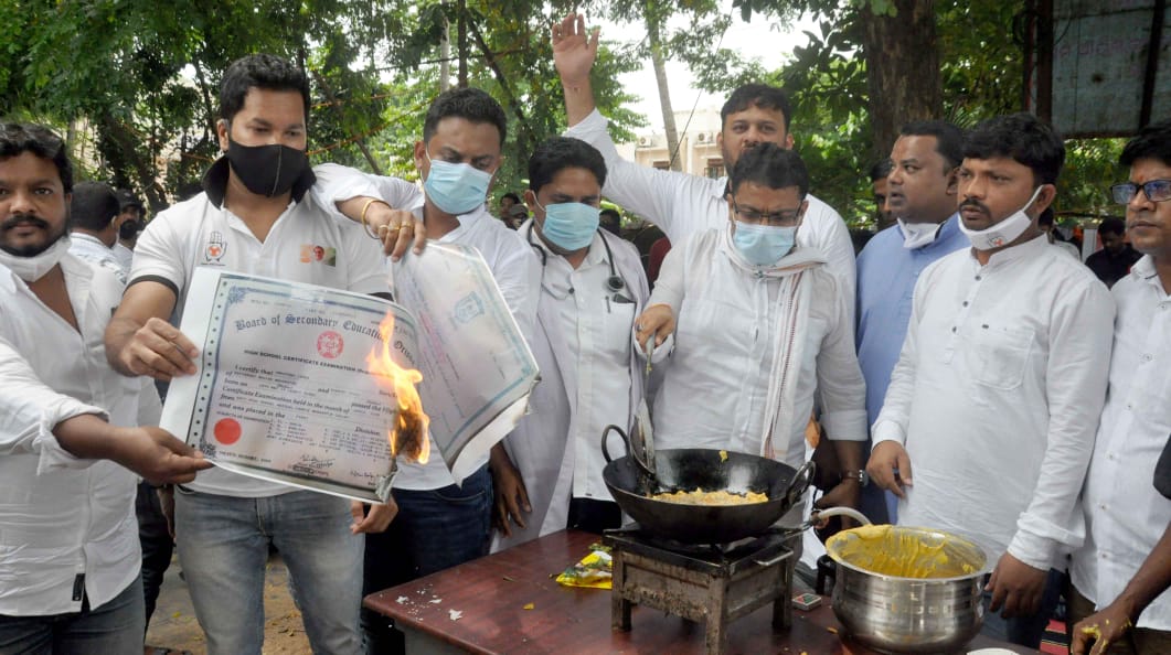 IYCOdisha's tweet photo. Today @IYCOdisha under leadership of PYC President @smrutirlenka ji &amp; State In charge Riyazul Ansari ji observed Modi ji's birthday as National Unemployment Day by selling pakodas near Directorate of Employment, Bhubaneswar.
#NationalUnemploymentDay https://t.co/jBKwX4eC1K