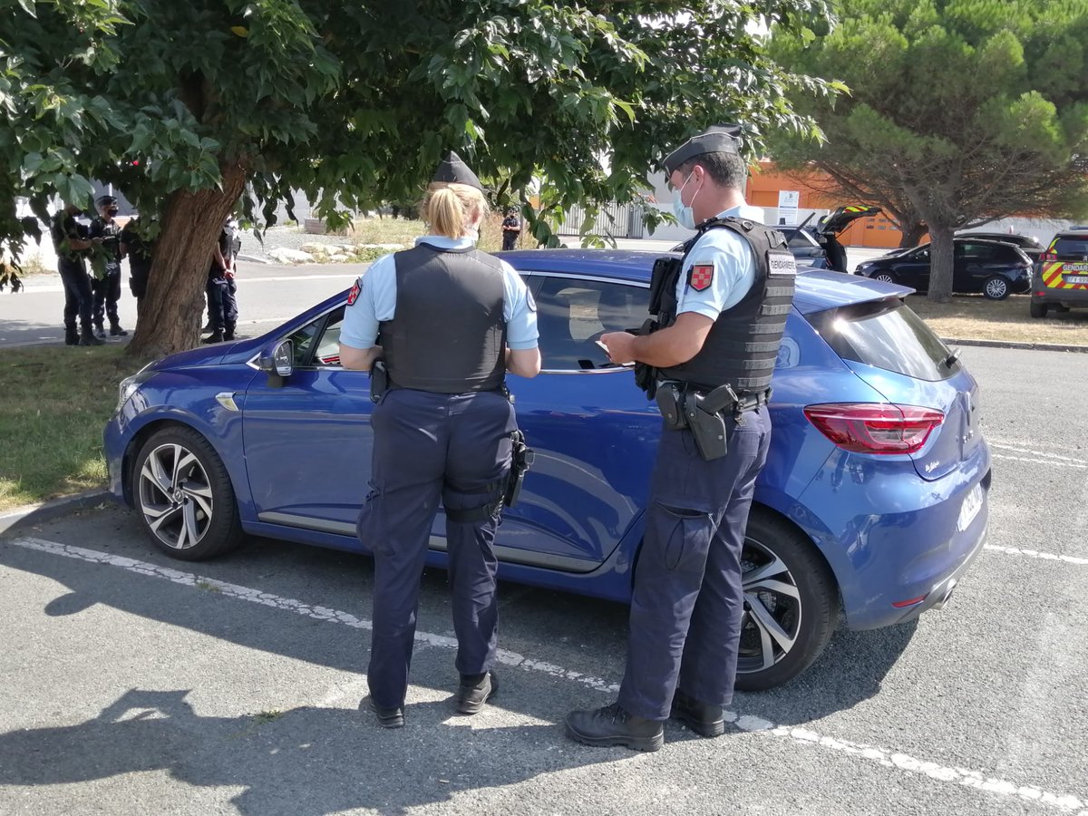 Attention ⚠️ image choquante d'un contrôle routier où un conducteur en règle a plaisanté avec des gendarmes souriants et courtois. Âme sensible s'abstenir ! 😉