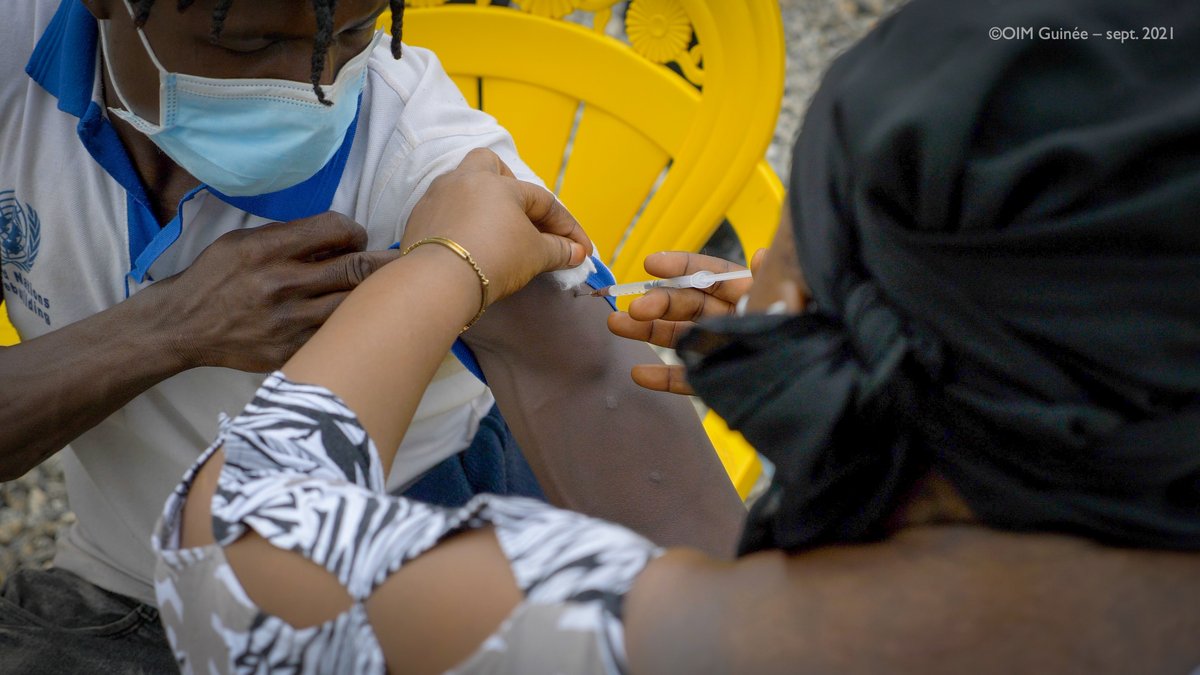 OIMGuinee's tweet photo. Une campagne de vaccination destinée aux populations mobiles conduite par l’OIM et @anss_guinee dans le cadre du projet #PrepLine, est en cours au Centre de transit des #migrants, à l’aéroport, dans les gares routières et débarcadères de Conakry. #Guinee @IOMROWCA @Health_IOM https://t.co/ostVF3Kqcr