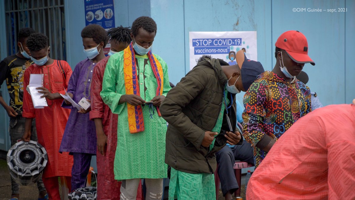 OIMGuinee's tweet photo. Une campagne de vaccination destinée aux populations mobiles conduite par l’OIM et @anss_guinee dans le cadre du projet #PrepLine, est en cours au Centre de transit des #migrants, à l’aéroport, dans les gares routières et débarcadères de Conakry. #Guinee @IOMROWCA @Health_IOM https://t.co/ostVF3Kqcr