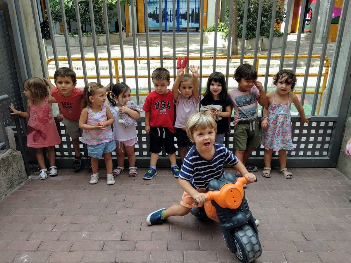 epiasabadell's tweet photo. ELS MÉS PETITS DE L'ESCOLA!
Hem superat la nostra primera setmana a l'escola dels grans! Cada dia entrem més contents i ens estem començant a conèixer amb els nostres companys/es i les mestres!
#P3PIASABADELL
#INFANTILPIASABADELL https://t.co/9azPaFPd1T