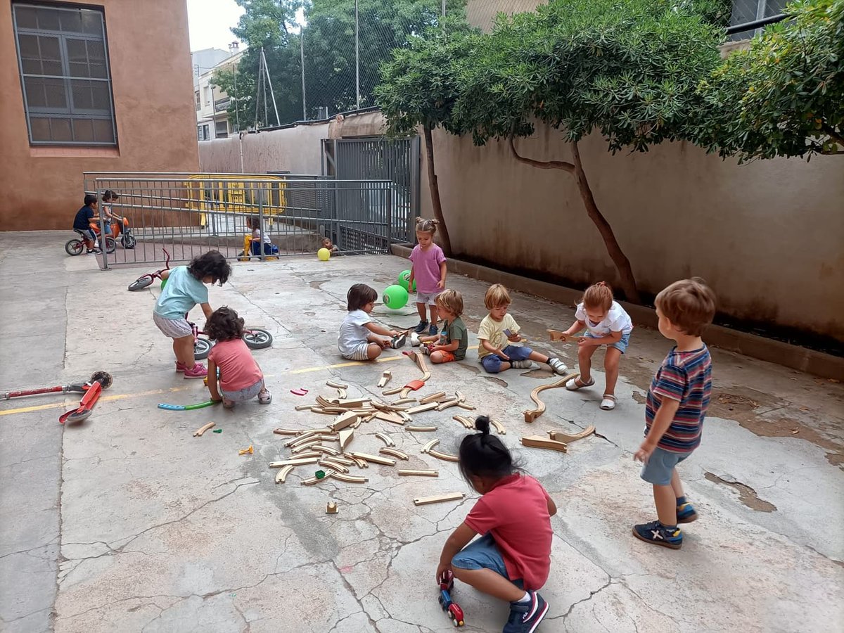 epiasabadell's tweet photo. ELS MÉS PETITS DE L'ESCOLA!
Hem superat la nostra primera setmana a l'escola dels grans! Cada dia entrem més contents i ens estem començant a conèixer amb els nostres companys/es i les mestres!
#P3PIASABADELL
#INFANTILPIASABADELL https://t.co/9azPaFPd1T