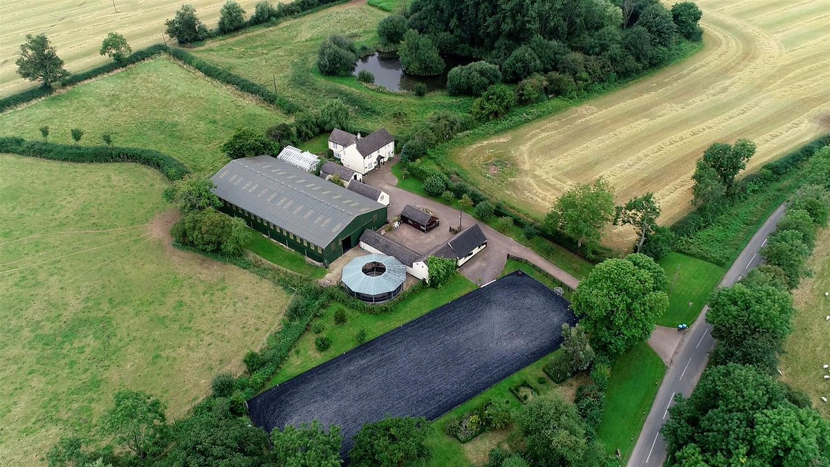 #equestrianproperty 18 Acres 7 loose boxes Wash box/solarium Tack room, feed & hay barn Indoor & Outdoor school Coach house with PP 4 bed home Chetwode, Buckinghamshire £1,650,000 ☎️ 01295 239666 @FineandCountry @equestrianindex equestrianproperty4sale.com/property-for-s…