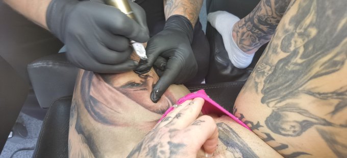 Heute bei meinem liebsten Stecher 🙈 mich macht das immer so geil wenn er mich t&auml;ttowiert... https://t<a href="/tag/cuckold"class="tags"><span>#cuckold</span></a>