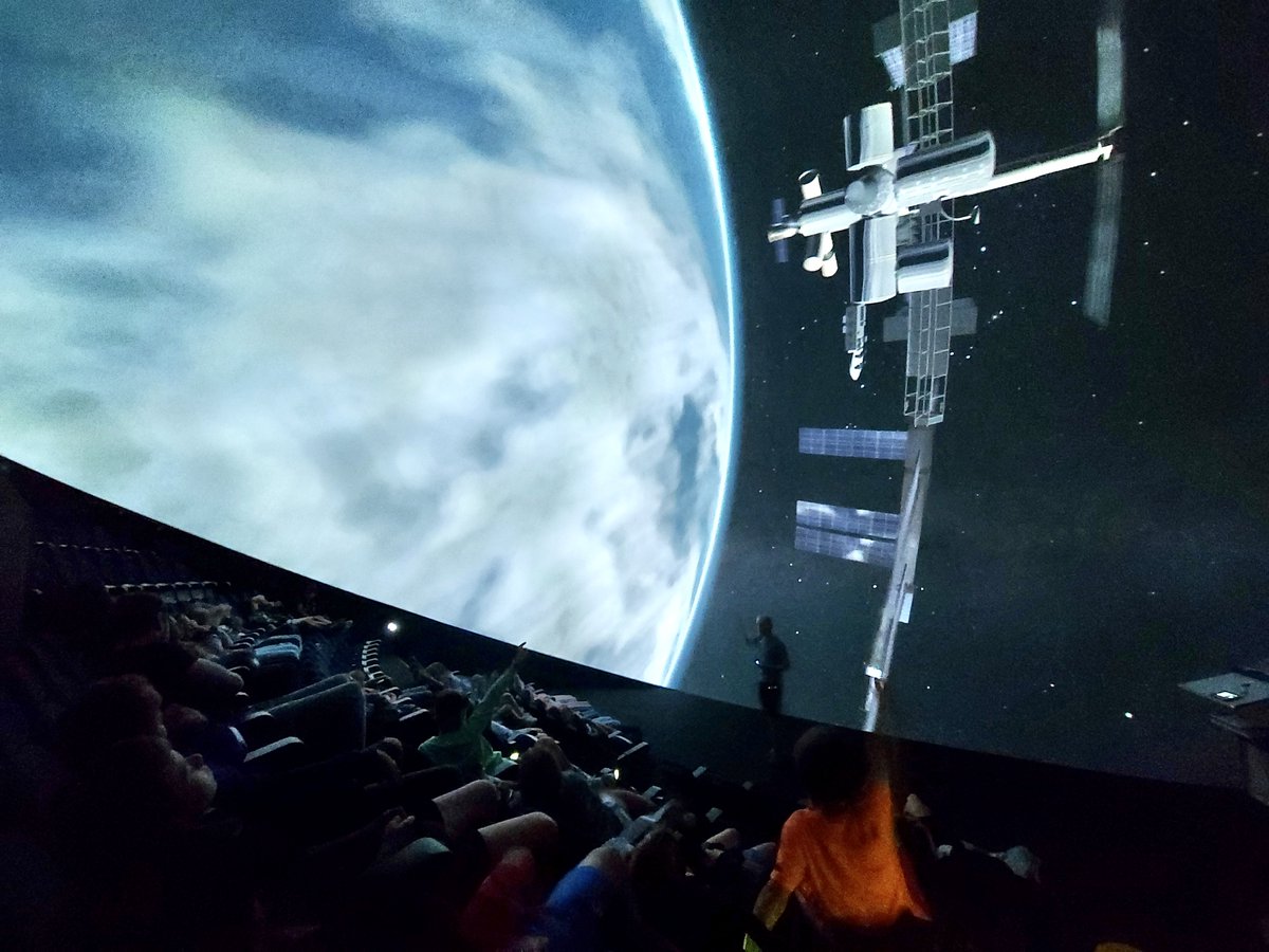 Samen met <a href="/Omniversum/">Omniversum</a> en @knvws organiseren we een Star Party in het Omniversum in Den Haag op 1 oktober. Er zijn twee voorstellingen, waarvan eentje speciaal voor families. Meer info en tickets: 

astronomie.nl/agenda/star-pa…

#100HoursOfAstronomy <a href="/IAU_Outreach/">IAU OAO</a>