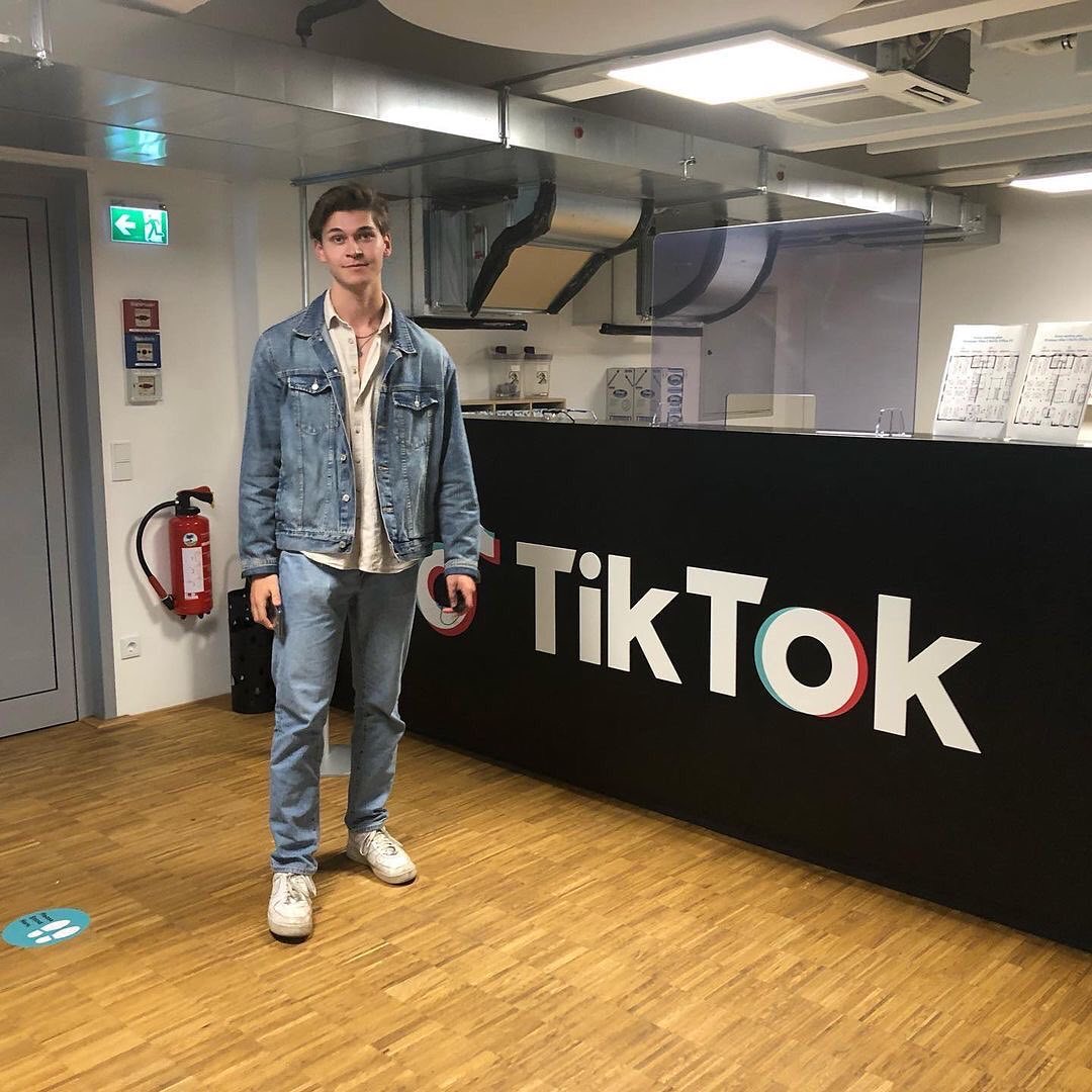 Mit JULIUS FAEHNDRICH auf Promo-Reise in Berlin 
#juliusfahndrich #deutschpop #wincentweiss #bubblegumtv #zdfmagazin #ardmittagsmagazin #tiktok #tiktokboy #instagram #YouTube