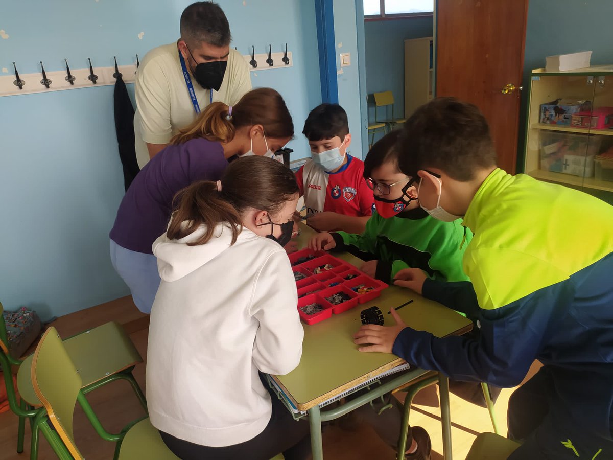 cp_sanjose's tweet image. Comenzamos con los talleres de @Robotix_educa en quinto.
Una mañana de aprendizaje y pensamiento computacional...
@AmpaPosada