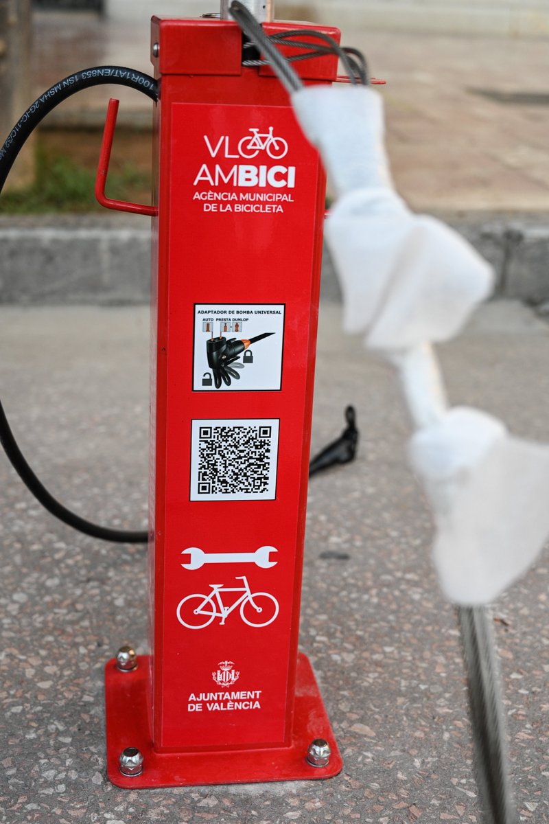 Mireu quina estació de reparació de #bicicletes 🚲 hem instal·lat a la Plaça de l'<a href="/AjuntamentVLC/">Ajuntament València</a> 😍

🔧🪛 Amb ferramentes, unflador de rodes i indicacions per a que no tingues problemes 😉

#MobilityWeek #SEM2021 #València #ambiciVLC #avlclateuabicicompta #MobilitatVLC
