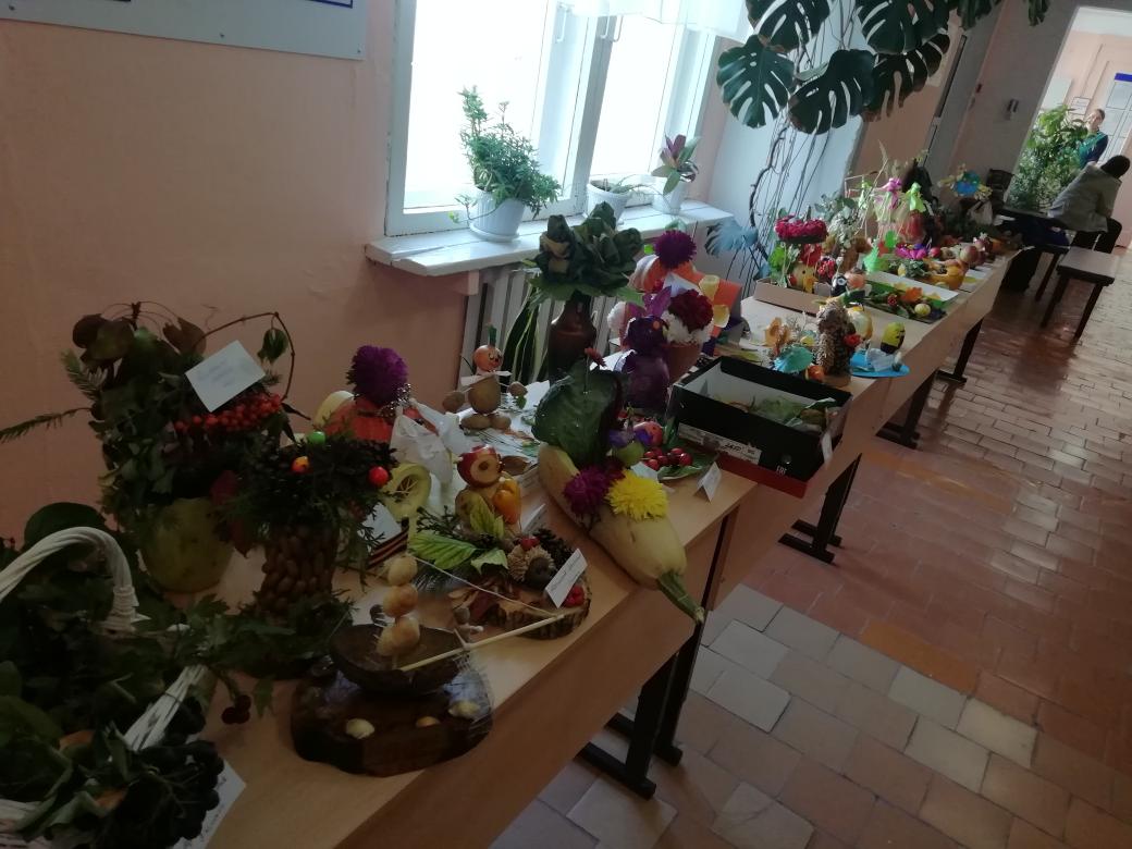 xAfkvYQ1cOlTC8N's tweet photo. С 13-17.09.21г. в ГБОУ СОШ №1 с. Обшаровка прошла "Неделя краеведения", включившая в себя: конкурс букетов и цветочных композиций, конкурс поделок из природных материалов, конкурс рисунков и плакатов, традиционную ярмарку и экскурсии по родному краю. https://t.co/mjIKUyq5hb