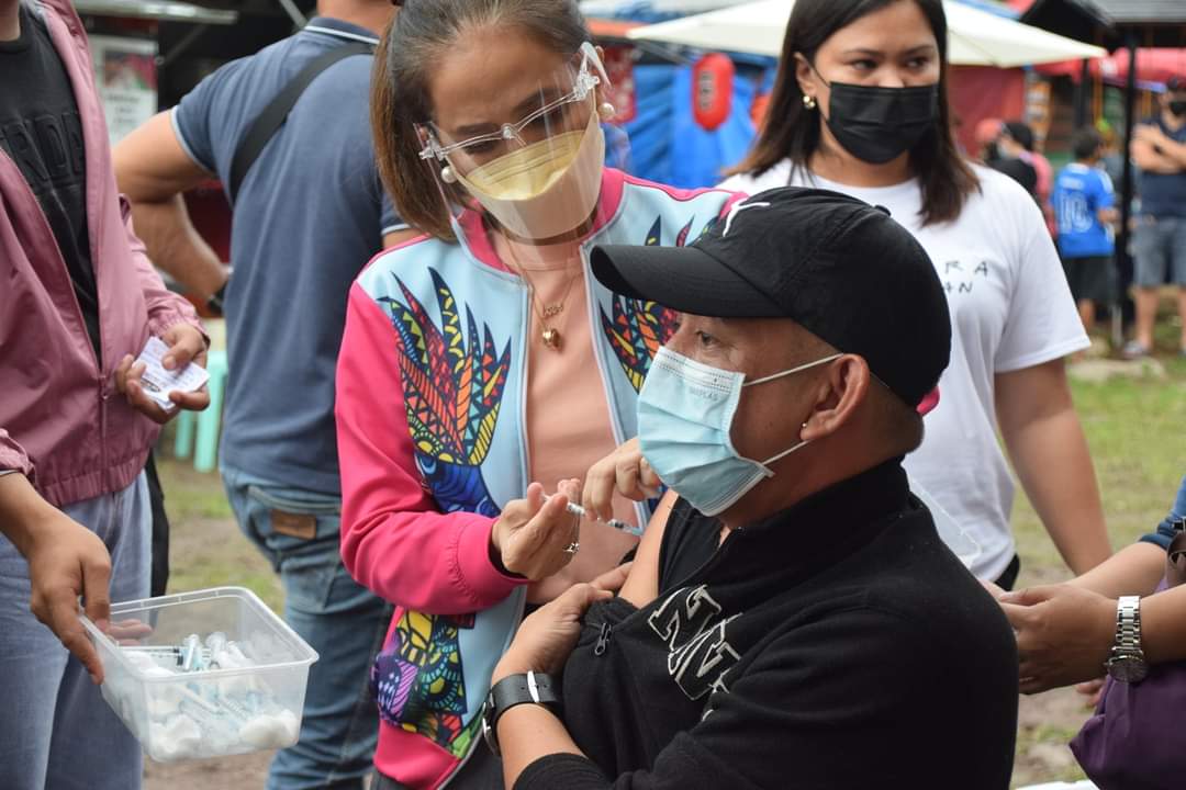 DoktoraHelenTan's tweet photo. Libreng Flu at Pneumococcal Vaccine sa bayan ng Lucban upang palakasin ang immunity ng bawat Quezonian sa panahon ng pandemya.
#STAN
#SarilingSikapProgram https://t.co/FoTNHq1EhI