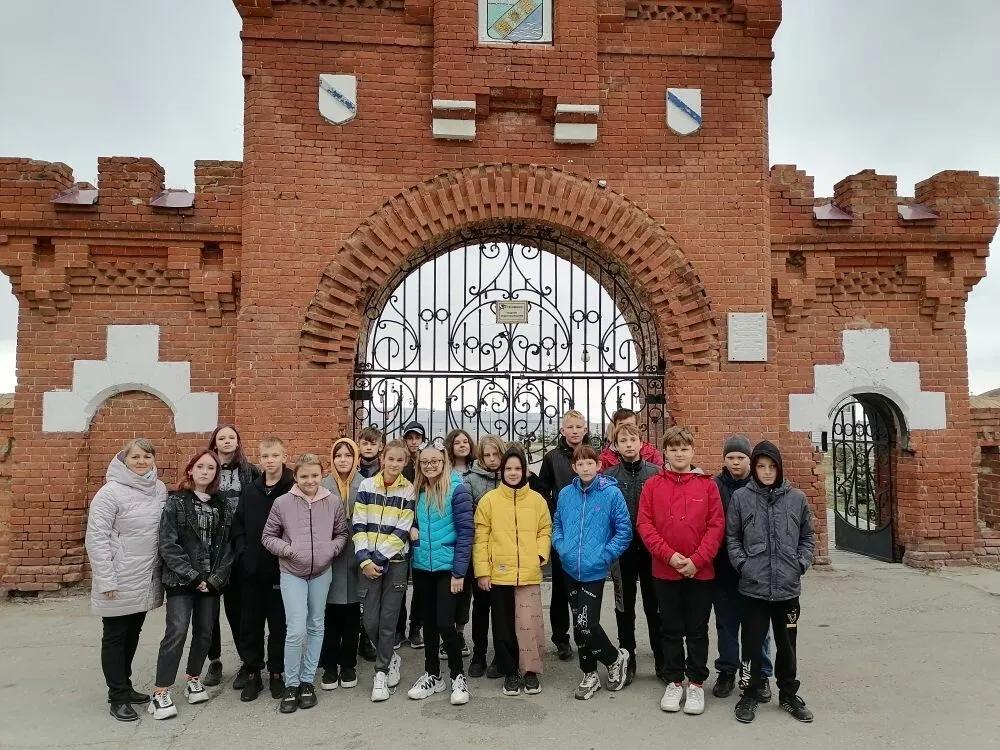 xAfkvYQ1cOlTC8N's tweet photo. В рамках всероссийской акции "Вместе всей семьёй" и в рамках "Недели краеведения" в ГБОУ СОШ №1 с.Обшаровка были организованы туристические походы, экскурсионные поездки, внеклассные мероприятия с участием родителей обучающихся. https://t.co/YYwqJiQ3bT