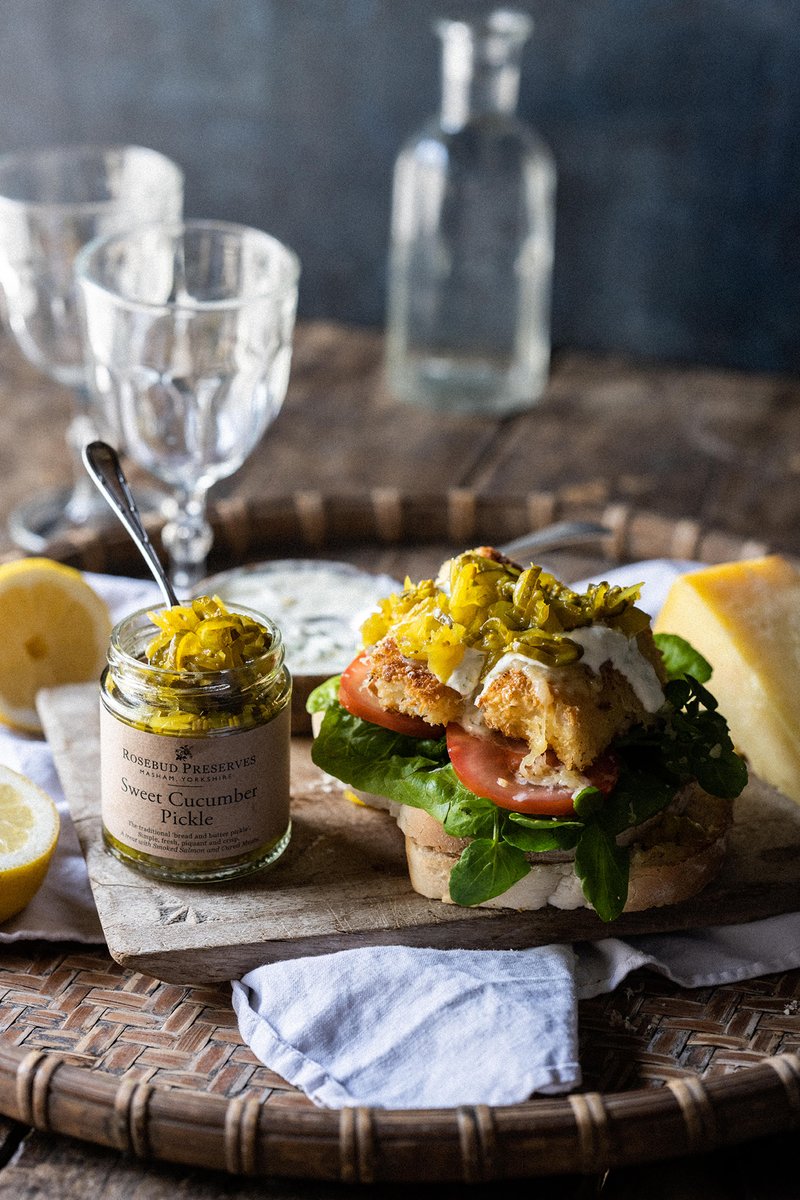 Looking for the perfect recipe this weekend? Try our fish finger sandwich with dill sour cream. Topped with a generous helping of Rosebud Sweet Cucumber Pickle and grated Westcombe Cheddar.

Visit our Journal for the full recipe
ow.ly/yYnf50Gbcw3

#rosebudchutney