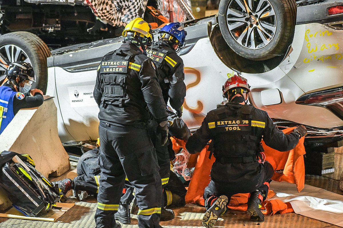 pompiers78's tweet photo. [#CHALLENGE] Journée de compétition terminée pour les deux équipes #SUAP et #SR des @pompiers78 🚒 engagées sur le Challenge National SP 2021 à Amiens. Dernière épreuve SR standard demain et résultats de la compétition 🤞 https://t.co/LjVoh9h3Ov