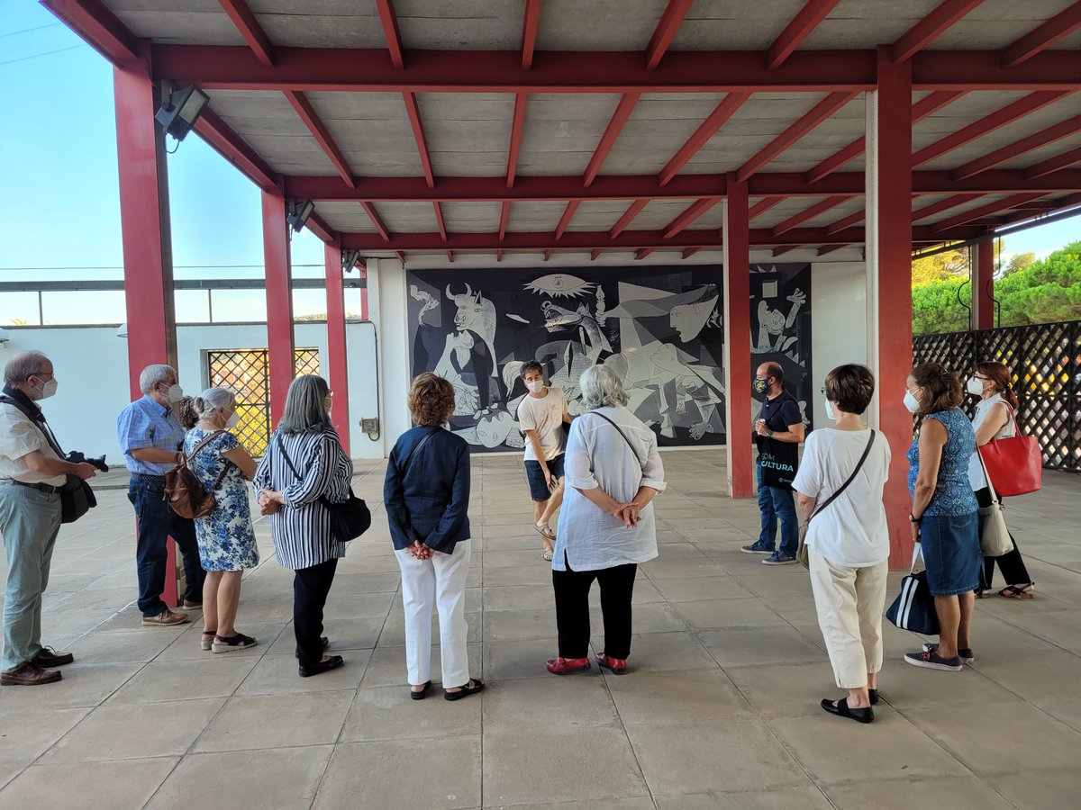 bibrepublica's tweet photo. 📍Més visites del @elglobusvermell per l’obertura al @MuseuNac_Cat de noves sales dedicades a l’art de la #GuerraCivil es fan una sèrie de visites presencials a @bibrepublica que va exhibir originalment obres mestres com el #Guernica de #Picasso o el #Segador de #JoanMiró @craiub https://t.co/L6sefC8KNt