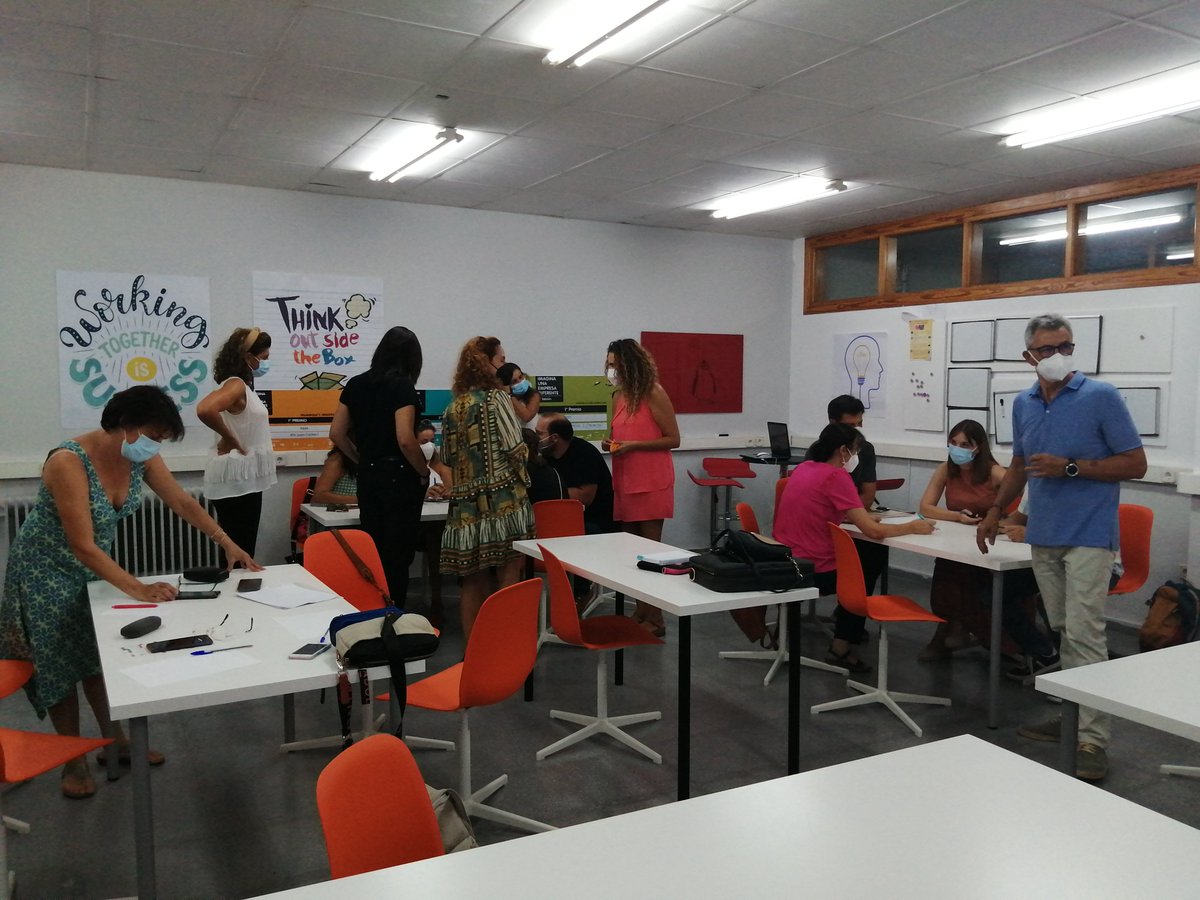 😅 Simulacro real con compañeros foleros del taller "EIE Skills. Cómo evaluar las SOFT de un emprendedor" para el <a href="/cfol2021/">Congreso de FOL 2023</a> en el <a href="/JuancarlosiIes/">IES JuanCarlos I</a> .  Nos lo hemos tomado muy en serio... 😂¡Gracias por la ayuda, compis! <a href="/iborra_g/">Juan García Iborra</a> <a href="/PepaOrtizMarin/">Pepa Ortiz Marin</a> <a href="/salvafol/">SALVA QUIÑONERO</a> <a href="/CPRRegionMurcia/">CPR Región de Murcia</a>