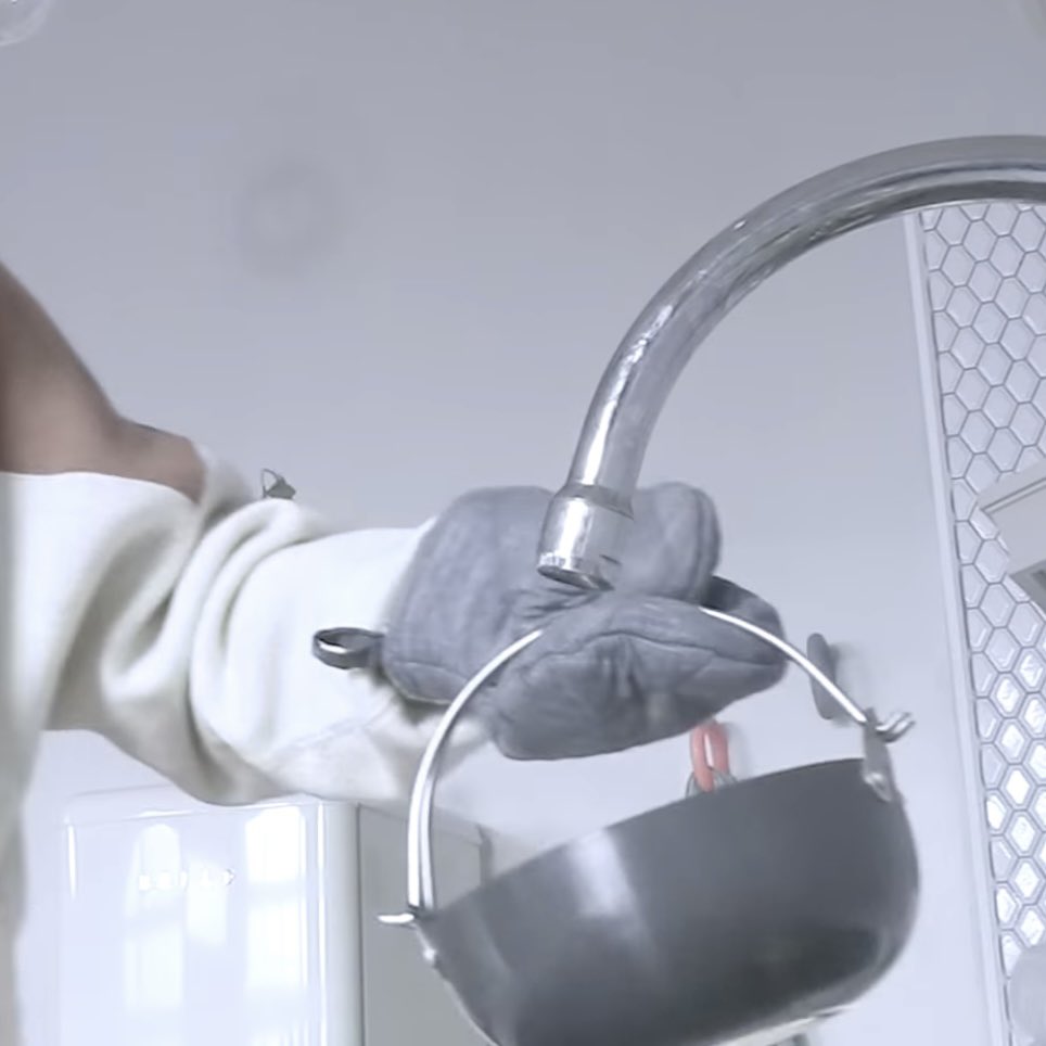 냄비 잡은 손마저 사랑스럽다면 어떡할래..