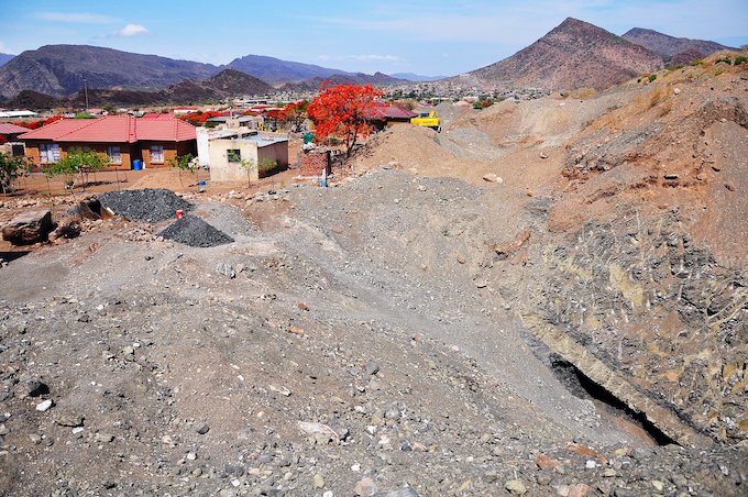 Mining has moved dangerously close to homes in the villages of Sekhukhune due to a scramble for chrome
mukurukurumedia.co.za/2019/12/10/bra…