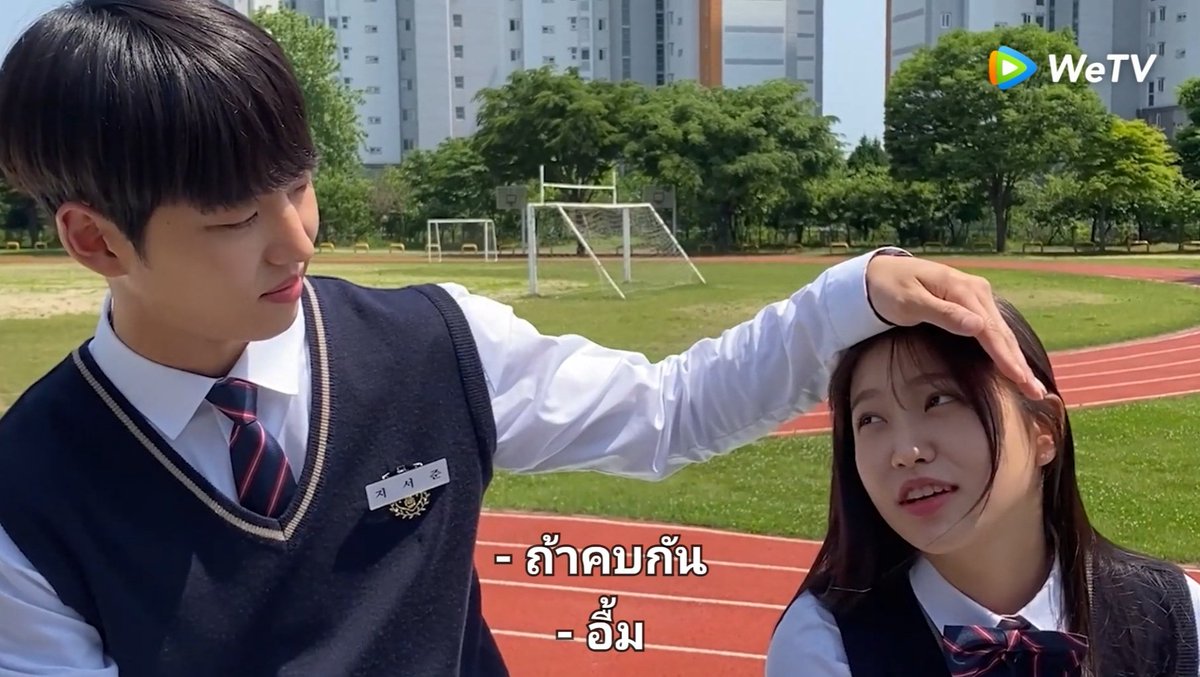 สต๊าฟมีความแซวว่าหวานจังเลย 555555 พี่ฮงซอกน่ารักอะเอามือบังแดดให้น้องด้วย